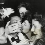 Orina en los asientos y desmayos: el fenómeno de las fans de Frank Sinatra que inventaron la “histeria” antes que en el rock