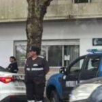 Una auxiliar docente se descompensó y murió en la puerta de un edificio público