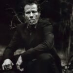 Vive aislado en el campo y un ave negra “con galera” le lleva sus cheques… el misterioso regreso de Tom Waits