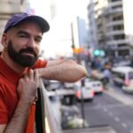 El autor de Una Navidad de Mierda viajó desde Barcelona para ver el fenómeno teatral: “Al principio me horroricé con el título que le pusieron aquí, pero ahora estoy fascinado”