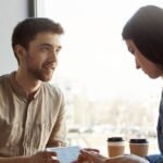 Qué dice la psicología de las personas que desvían la mirada al hablar y no por timidez