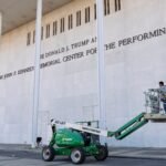 Un juez federal le ordena a Trump retirar su nombre del famoso Kennedy Center