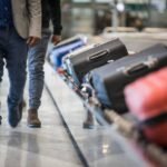 Aerolíneas Argentinas eliminó el equipaje de mano gratuito de su tarifa base: desde cuándo rige y cuánto costará