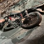 Chocó contra un camión, se incendió su moto y está grave​