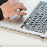 Porno en la computadora del trabajo: advierten por un riesgo oculto que va más allá de ser descubierto