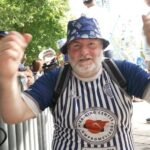 Un bahiense renunció a su trabajo, se gastó todos sus ahorros y hasta durmió en una camioneta para cumplir la promesa de estar en el Mundial​