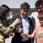Kicillof vuelve a Bahía Blanca: entregará viviendas, patrulleros y más de 500 escrituras​
