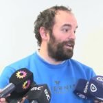 “La gente no pone el pie en el freno”: vecinos del Mariano Moreno piden medidas urgentes para frenar los accidentes​