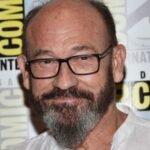 Murió Chuck Russell, el director de ‘La máscara’ que lanzó a la fama a Cameron Diaz y Jim Carrey