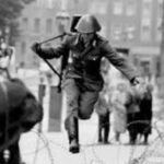 El salto a la libertad, la imagen que se convirtió en símbolo de la Guerra Fría y marcó para siempre a su protagonista